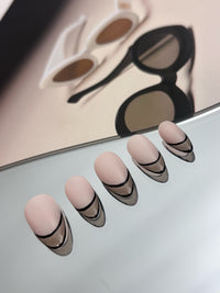 【KOKONENE 手作り×ネイル】アーモンド フレンチ ブラック ライン スウィート シック ハンドメイド ネイル チップ